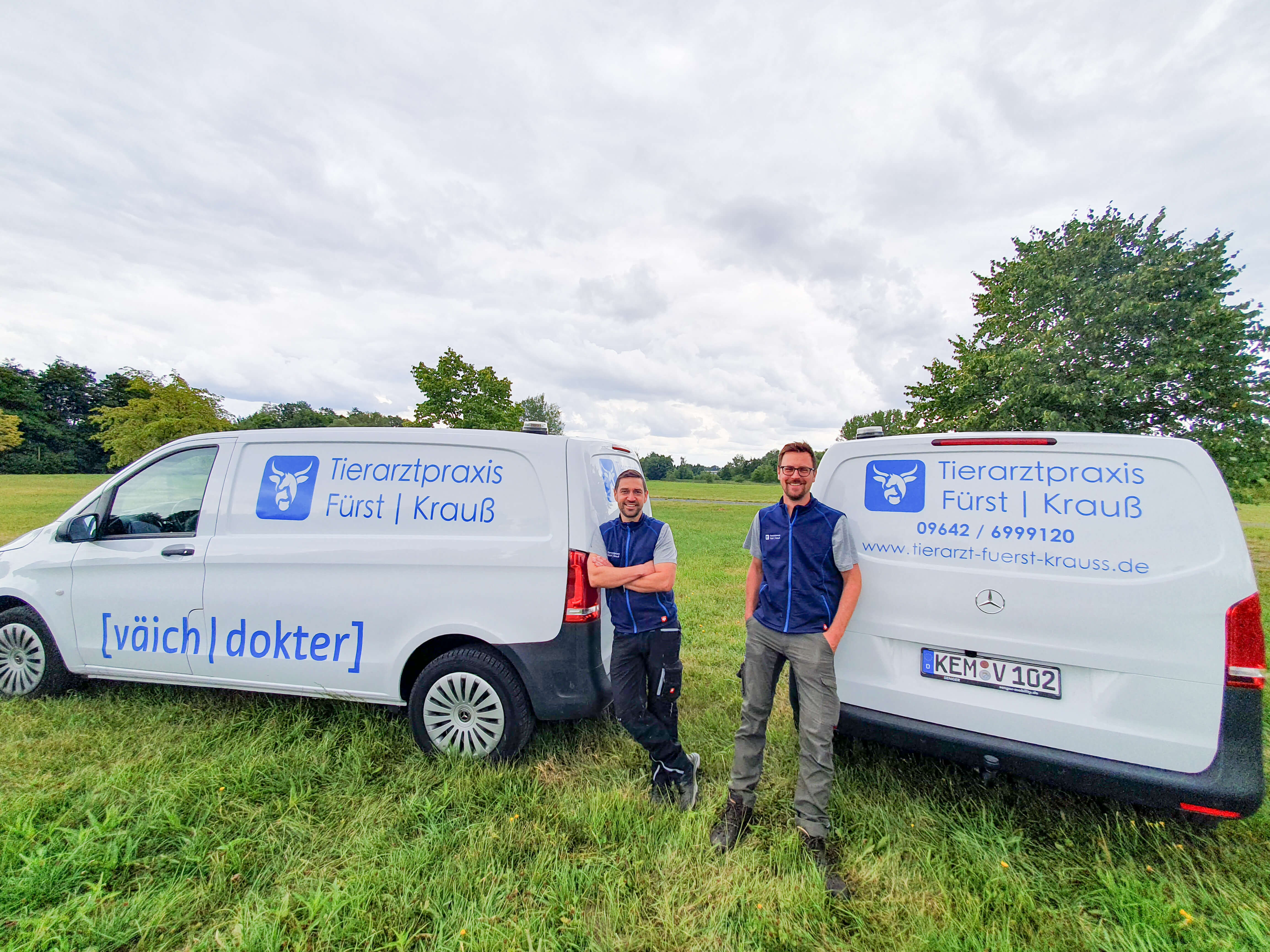 Michael F&uuml;rst und Heribert Krau&szlig; vor den Fahrzeugen der Tierarztpraxis F&uuml;rst | Krau&szlig; in Kemnath